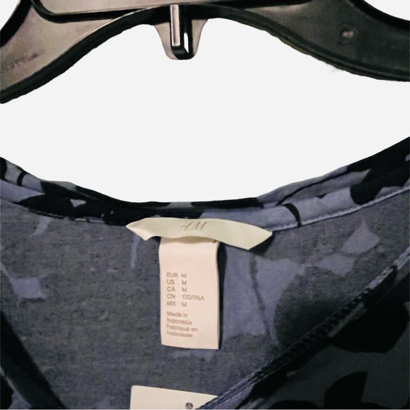 H&M Blue Silky Soft Long Sleeve Botanical Print Side Slit Blouse - Picture 5 of 5